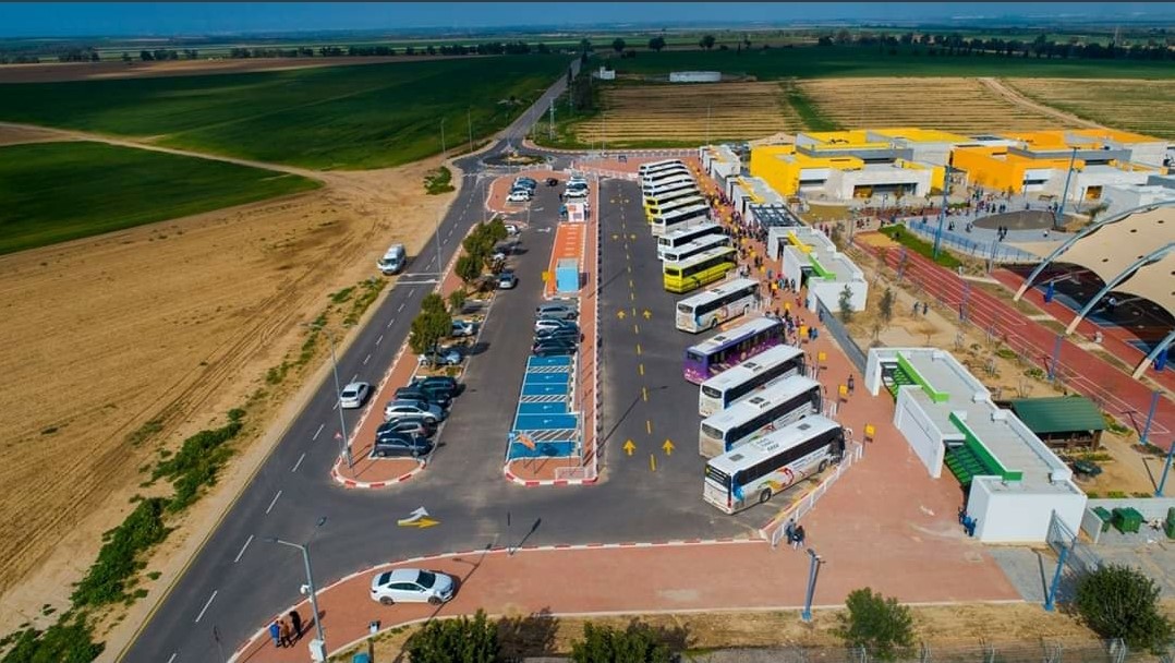Skola i skolski autobusi pored kibuca Magen