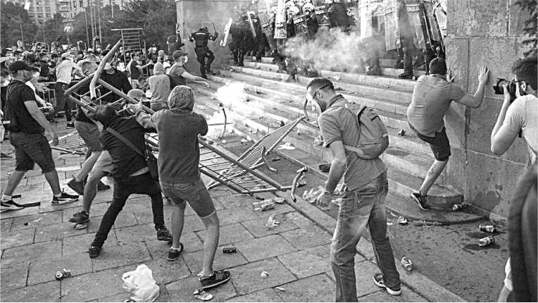 NEZADOVOLJSTVO I NEPOVERENJE KRIZNOM STABU