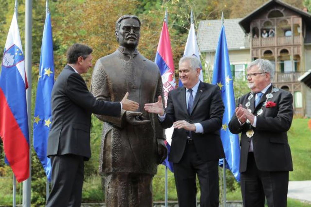 Spomenik Mihajlu Pupini u Novom Sadu