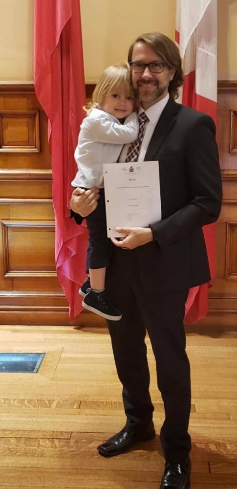 Tom Rakočević sa sinom i rešenjem za Dan Nikole Tesle