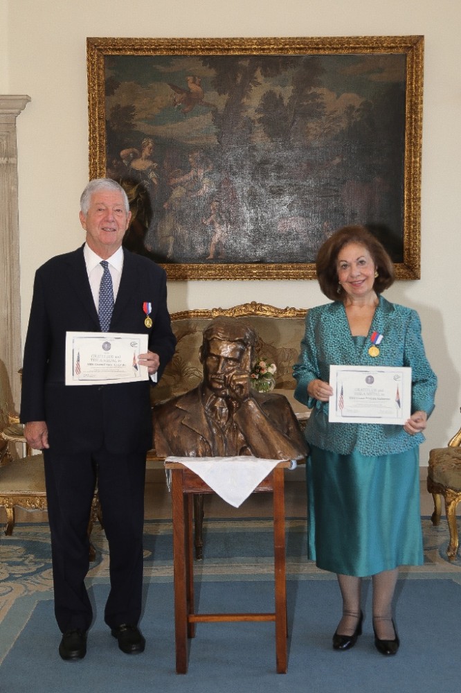 Princ Aleksandar i princeza Katarina sa Ordenima Nikole Tesle