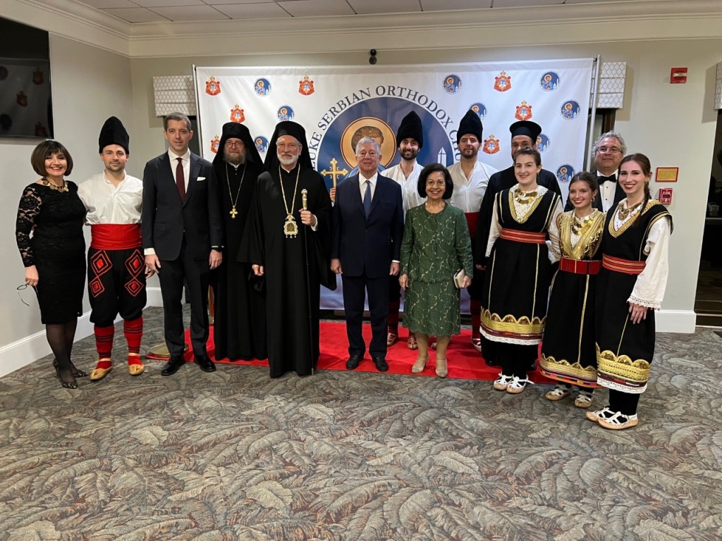 Visokopreosvećeni arhimandrit Sava Janjić, NJ.E. Ambasador Marko Đurić, NJ.К.V. Prestolonaslednik Aleksandar i Princeza Кatarina, protoprezviter dr Vasilije Vranić, arhijerejski namesnik, i gospodin Mark Rašević sa folklornom grupom.