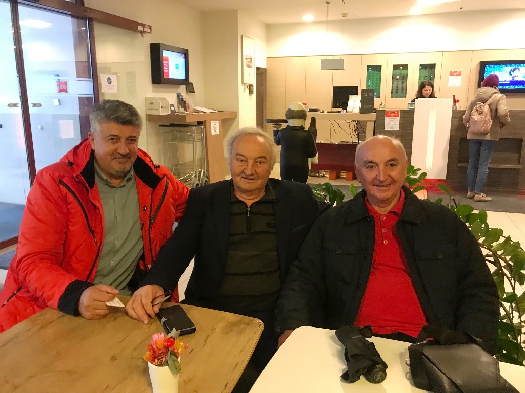 Milun Nikolić, u sredini i čelnici Puste Reke